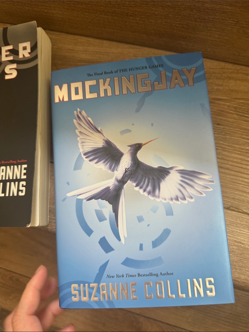 Suzanne Collins Hunger Games Book - Picture 4 of 6